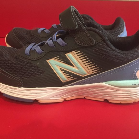 Girls New Balance Shoes Size 2 - Picture 2 of 6